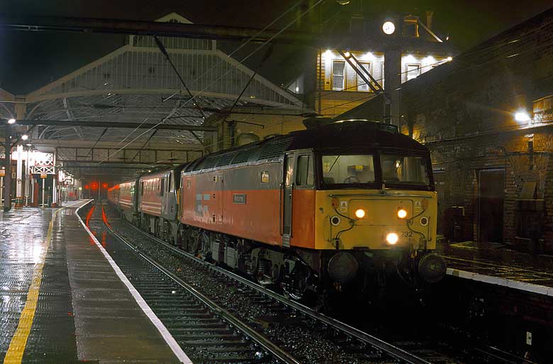47732 just arrived at Preston with 1S86 15:30 Euston - Glasgow C. on 23/12/01, Photo by John Eyres